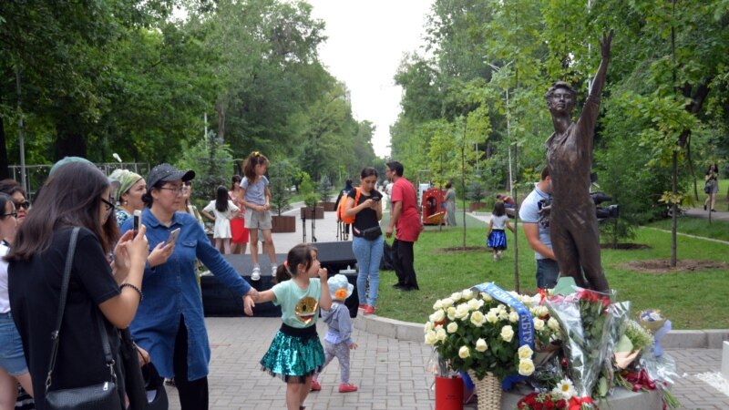 В Алматы открыли памятник фигуристу Денису Тену