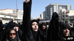 Protest geçirýän eýranlylar.