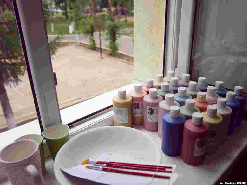 На мастер-классе росписи по керамике в Можайской воспитательной колонии