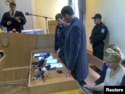 Юлия Тимошенко (справа) во время чтения приговора