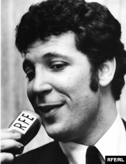  Том Джоунс дава изявление за Радио Свободна Европа в Мюнхен през 1968 година 