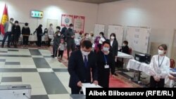 Gyrgyzystanyň prezidenti Sadyr Japarow referendumda ses berýär, Bişkek, 11-nji aprel, 2021.