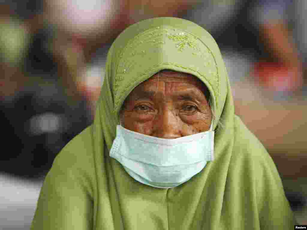 Indonezija - Vulkanolozi tvrde da je ponašanje Merapija, najaktivnijieg indonezijskog vulkana potpuno nepredvidivo. Dosad je evakuirano više od 75.000 ljudi, a poginulo više od stotinu, 05.11.2010. Foto; Reuters / Beawiharta