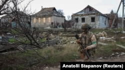 Військовослужбовець йде на фоні приватних будинків, пошкоджених внаслідок російського удару по Костянтинівці, Донецька область, 7 грудня 2025 року