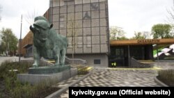 Оновлена скульптура зебра на реконструйованій території зоопарку у столиці України, Київ, 1 травня 2020 року