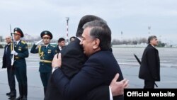 В международном аэропорту Душанбе узбекского президента встретил его таджикский коллега Эмомали Рахмон. Душанбе, 9 марта 2018 года