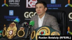 Многократный чемпион мира Геннадий Головкин на встрече со своими болельщиками в Астане. 22 ноября 2014 года. 