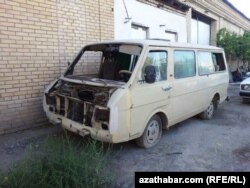 Hatardan çykan "RAF" kysymly minibus. Türkmenistan. Illýustrasiýa suraty.