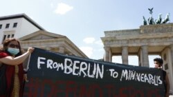 Protestatari în fața Ambasadei SUA din Berlin