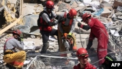 Спасатели ищут выживших, Эквадор.