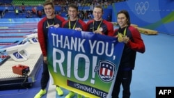 Përbërja e stafetës amerikane 4x100 metra me stil të përzier pasi e fitoi medaljen e artë; Phelps i dyti nga e majta 