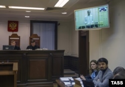 Юсуп Темерханов (на экране), осужденный за убийство Юрия Буданова, и его адвокат Мурад Мусаев на обжаловании в Верховном суде