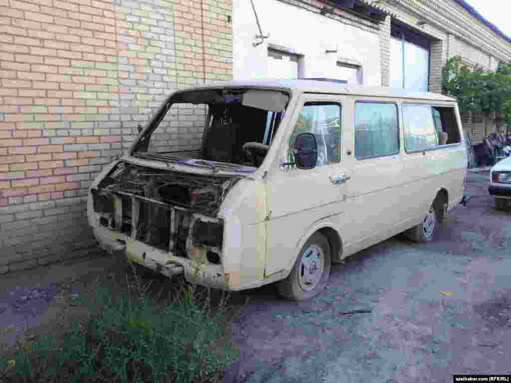 Ulanyşdan galan 2-lik marşrutkalaryň biri