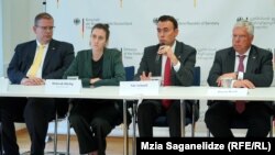 გერმანელი პოლიტიკოსები (მარცხნიდან) ულრიხ ლეხტე, დებორა დიურინგი, ნილს შმიდი და იურგენ ჰარდტი. თბილისი. 2024 წლის 6 სექტემბერი