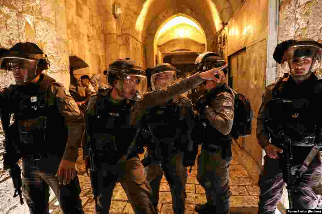 Izraeli rendőrök járőröznek Jeruzsálem óvárosában. Jeruzsálem évtizedek óta áll az irzaeli-palesztin konfliktus középpontjában.