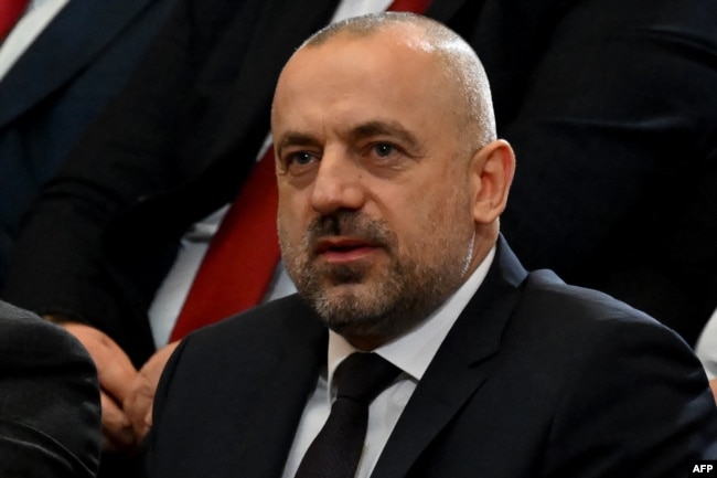 Millan Radoiçiq gjatë pjesëmarrjes në një seancë speciale në Kuvendin e Serbisë, në Beograd, më 2 shkurt 2023.