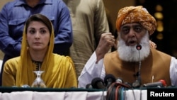 Pakistan Democratic Movement leader Maulana Fazlur Rehman along with Maryam Nawaz, the leader of Pakistan Muslim League Nawaz (PML-N) in a news conference in Karachi in Otocber 2020.