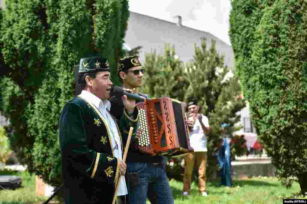 Чехия татарларын әсир иткән һәм яшьләрнең кичке аерым очрашуына өметләнгән кайбер татар кызларының тынычлыгын бозган гармунчы Айдар Вәлиев Сабантуй бетмәстән ашыгыч рәвештә Азәрбайҗанга, Баку сабантуена очарга мәҗбүр булды. Казаннан көтелмәгән телефон шылтыратуы аның белән бергә килгән Рөстәм Маликовның да Европа белән бер көн озаграк хозурлану мөмкинлеген чикләде.