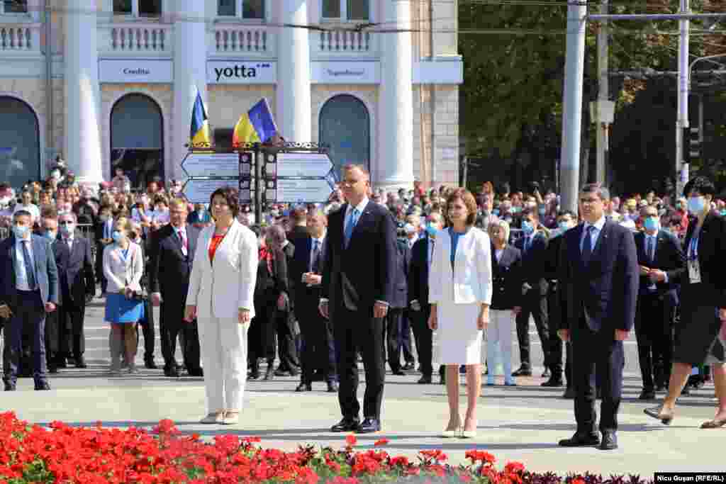 Președinta Maia Sandu și președintele Poloniei, Andrzej Duda, care a sosit de ieri la Chișinău, depun flori la monumentul lui Ștefan cel Mare și Sfânt, împreună cu alte oficialități de rang înalt ale Republicii Moldova.