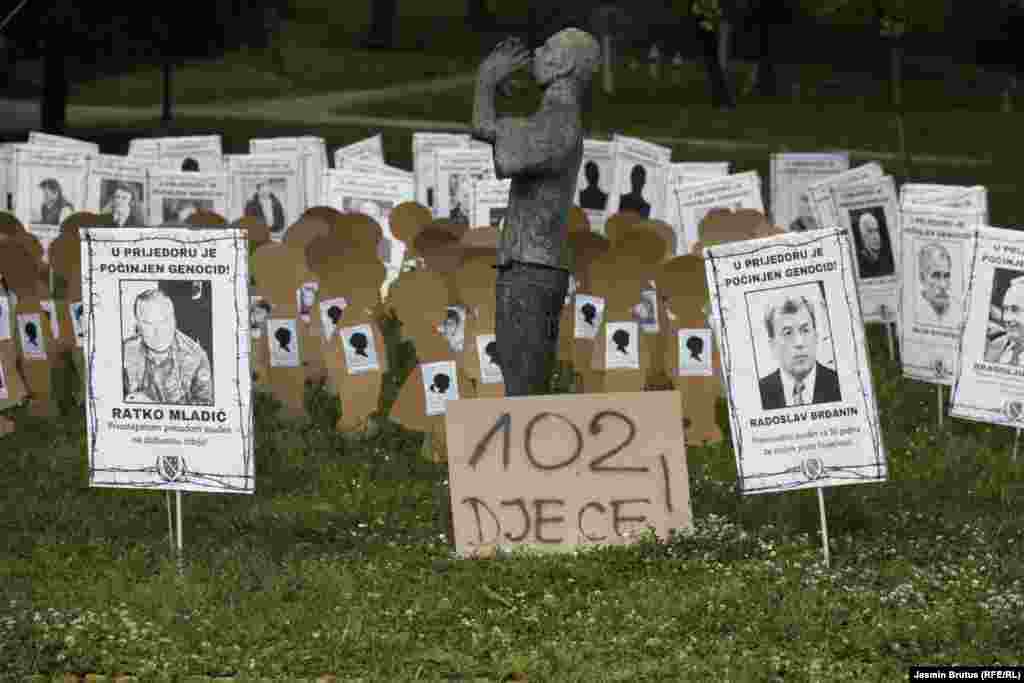Vlasti bosanskih Srba su u Prijedoru 31. maja 1992. izdale naredbu putem lokalnog radija kojom se nesrpskom stanovništvu nalaže da obilježi svoje kuće bijelim zastavama ili čaršafima, te da pri izlasku iz kuća stave bijele trake oko rukava.&nbsp;Dan bijelih traka obilježen je u Sarajevu instalacijom u Velikom parku kod Spomenika ubijenoj djeci Sarajeva. Instalaciju je postavila grupa građana &quot;AntiDayton&quot;.