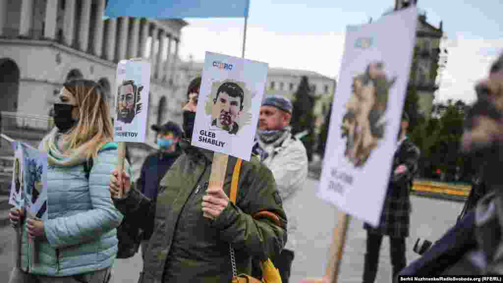 Участники акции принесли с собой портреты арестованных и осужденных российскими судами крымских татар