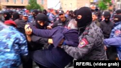 Erevan: Sasun Mikelian reținut de poliție, 22 aprilie 2018