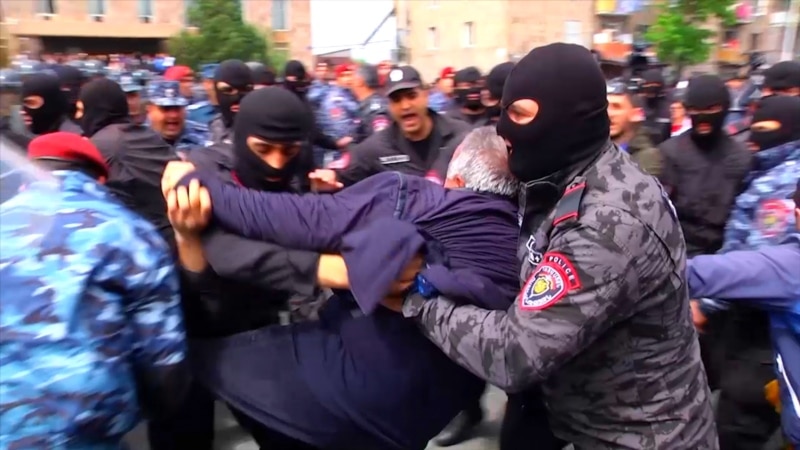 Армения бийлиги митингде депутаттар кармалганын ырастады