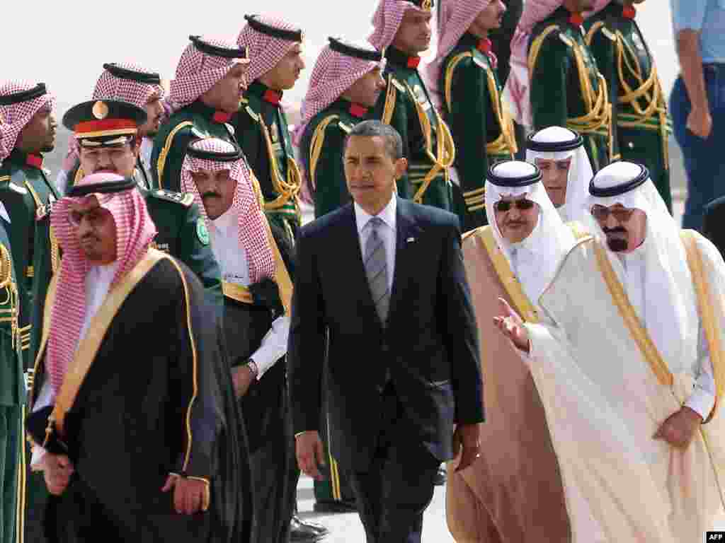 Obama arriti në Arabinë Saudite. Bashkë me mbretin arab, Abdullah bin Abdul Aziz al-Saud, duke kaluar pranë gardës së nderit në Aeroportin Ndërkombëtar të Riadit...