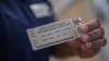 واکسن کرونای فایزر در دست پرستاری در لندن