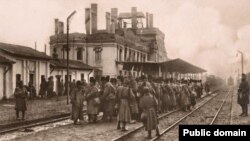 Prizonieri români în gara Buzău, 1917