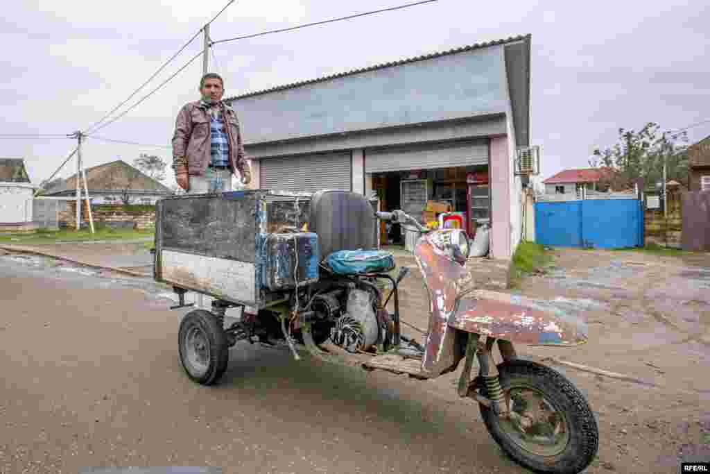 Azərbaycan Astarasında olan bu fotodan fərqli olaraq İran Astarasında məktəbli qızlar qırmızı geyim və ağ hicabla dərsə gedirlər.