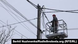 Відновлювальні роботи в Києві після російських повітряних ударів, фото ілюстративне