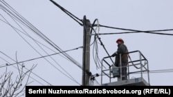 Ремонтна бригада ДТЕК відновлює електропостачання після обстрілів армії РФ, Київ, 27 січня 2026 року