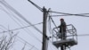 Ремонтна бригада відновлює електропостачання після російських обстрілів, Київ, 27 січня 2026 року