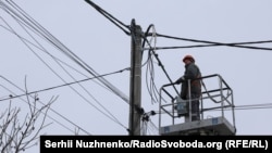 Ремонтна бригада відновлює електропостачання після російських обстрілів, Київ, 27 січня 2026 року