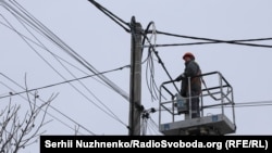 O echipă de reparație a liniilor electrice la Kiev, ianuarie 2026