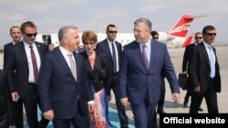 Делегацию Грузии в аэропорту встретил министр транспорта и коммуникаций Турции Ахмат Арслан, который курирует с турецкой стороны процесс строительства железной дороги Баку-Тбилиси-Карс