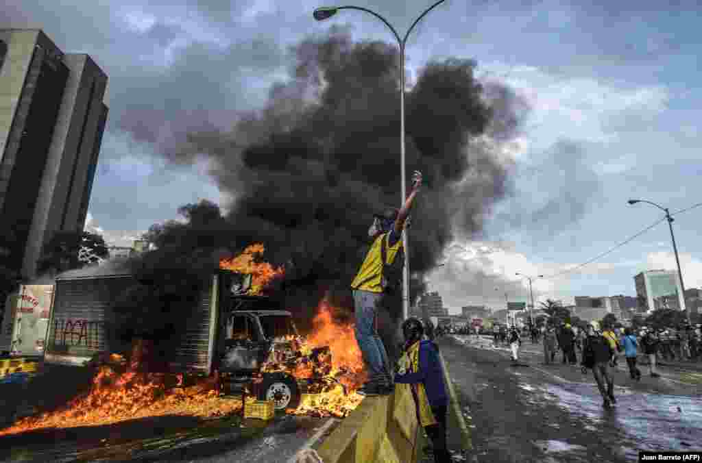 Demonstranti blokiraju autoput u Karakasu tokom demonstracija protiv predsednika Venecuele Nikolasa Madura 27. maja 2017. (AFP/Juan Barreto) &nbsp;