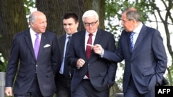 Fransiýanyň daşary işler ministri Laurent Fabius (çepden biriji), Ukrainanyň daşary işler ministri Pawlo Klimkin (çepden ikinji), Germaniýanyň daşary işler ministri Frank-Walter Steinmeier (sagdan ikinji), Russiýanyň daşary işler ministri Sergeý Lawrow (sagdan birinji).