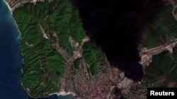 FOTO DE ARHIVĂ: Fum ridicându-se în urma unui atac cu drone ucrainene care a provocat un incendiu la o rafinărie de petrol din Tuapse, pe 28 aprilie. După încă o zi, Ucraina a atacat alte instalații petroliere rusești, la Perm. 