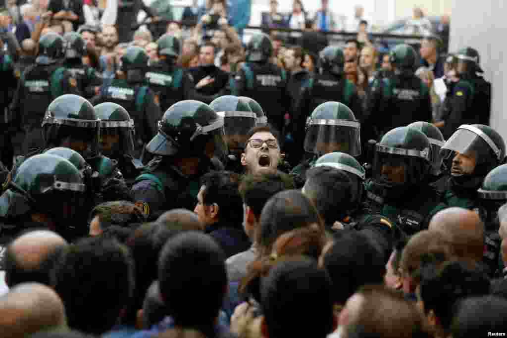 Civilna garda sprečava glasanje u mestu Sant Julia de Ramis u Kataloniji.