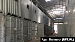 Базарда жабық тұрған сауда орындары (контейнерлер). Алматы, 3 маусым 2020 жыл.