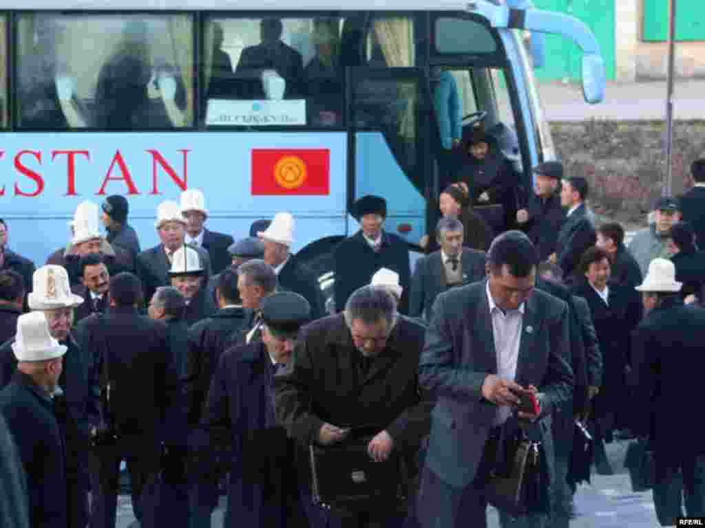 Курултайга делегаттар ар бир айылдан, шаардан, ошондой эле чет өлкөдөгү кыргыз диаспораларынан келди.
