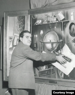 Григорий Шилтян "держит" подзорную трубу, изображенную на его картине, Милан, 1950-е.