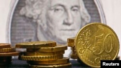 На початку року долар коштував 28 гривень 27 копійок, євро – 34 гривень 74 копійки