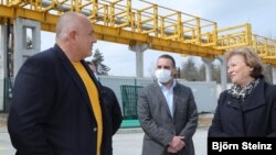 Премиерът Бойко Борисов, директорът на Изпълнителната агенция по лекарствата Богдан Кирилов и представител на компанията "Биовет" АД, собтвеник на завода в Разград. Събота, 21 март 2021 г.