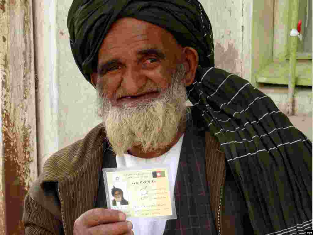 Avganistan - Glasač - U Avganistanu se još ne zna kada će biti predsjednički izbori,iako najnovije odluke kažu da će se glasovati u kolovozu. Situacija u toj zemlji je sve teža,mrtvih je sve više. 