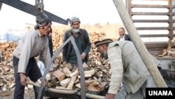 افغان های برای گرم ساختن خانه ها از چوب استفاده می کنند