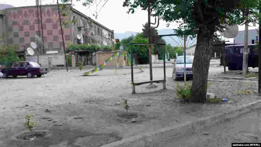 Bu meýdançada diňe sanlyja sport desgasy saklanyp galypdyr.