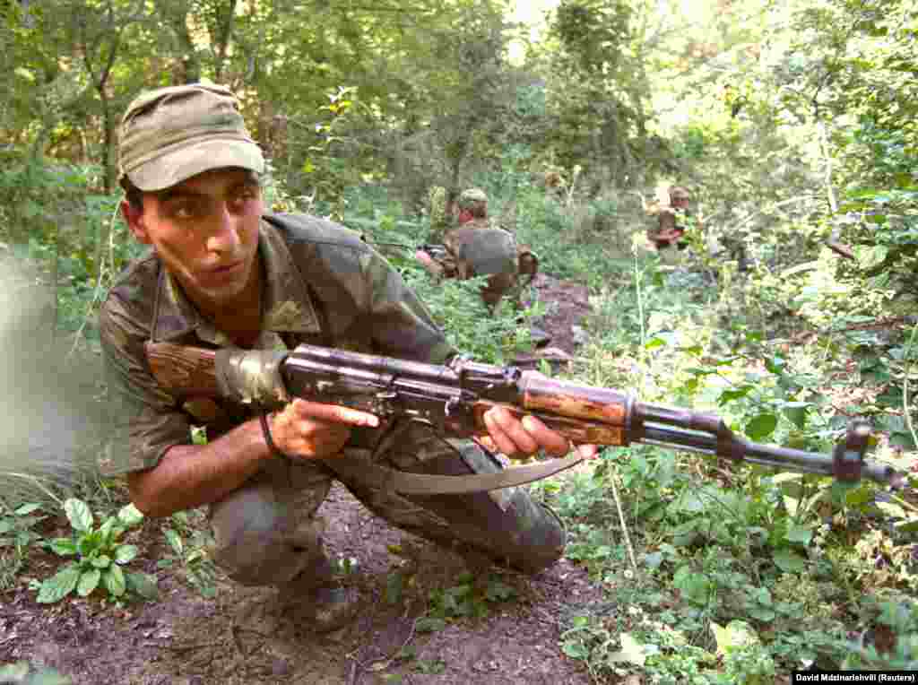 Obuka gruzijskih vojnika u blizini Pankisi klisure, 2002. godine. Klisura je bila na lošem glasu u to vrijeme kao utočište stranih islamističkih militanata. Gruzijske snage sigurnosti navodno su zarobile &quot;više od desetine arapskih militanata&quot; u Pankisiju 2002.